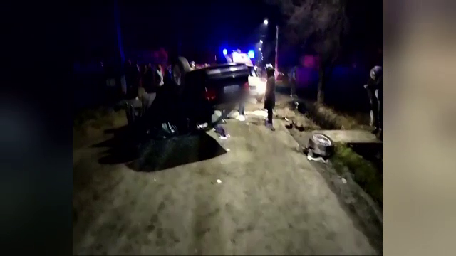Un bărbat s-a răsturnat cu mașina pe un drum din Dâmbovița. Martorii spun că a pierdut controlul volanului