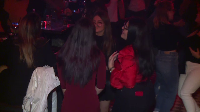 Distracție în cluburi după Crăciun. Tinerii au înlocuit mâncarea cu barul și s-au întrecut în dansuri