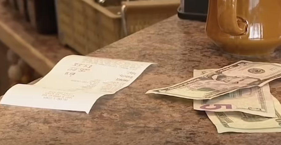 Gestul neașteptat făcut de o chelneriță după ce a primit bacșiș în valoare de 2.200 de dolari pentru sărbători