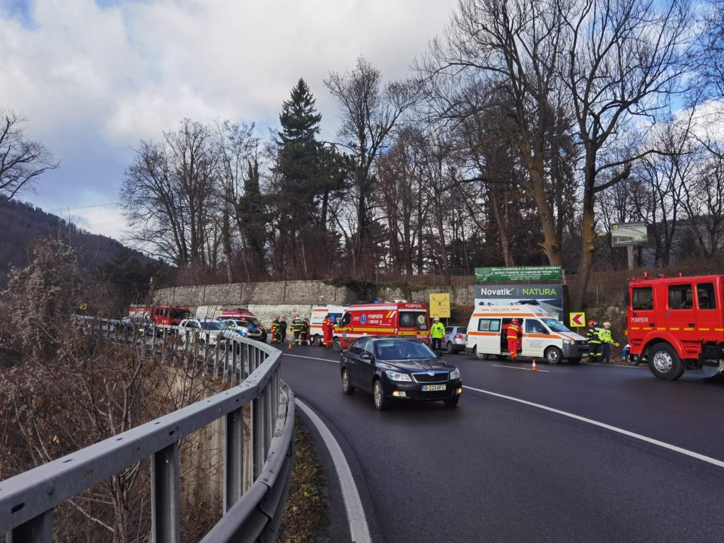 Accident grav în localitatea Comarnic, pe DN1. Doi oameni au avut nevoie de intervenția echipajelor de descarcerare