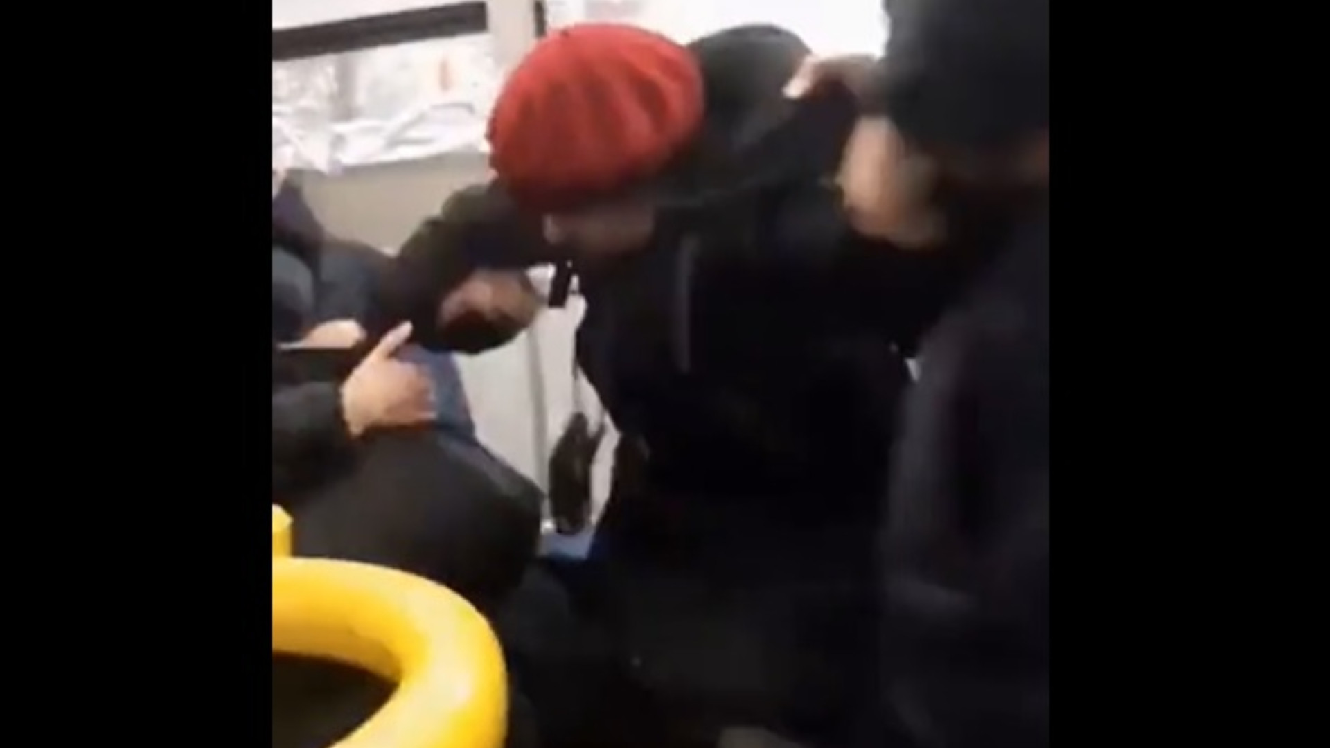 Momentul în care o bătrână este dată jos din autobuz într-un mod brutal, în Rusia, după ce a criticat războiul din Ucraina