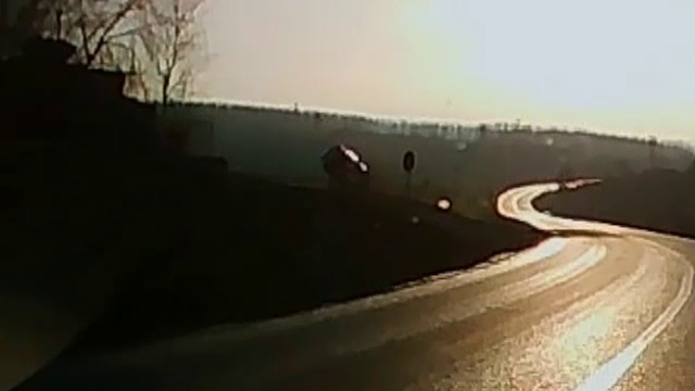 O șoferiță s-a răsturnat cu mașina după ce a pierdut controlul volanului. În autoturism se afla și un copil de patru ani