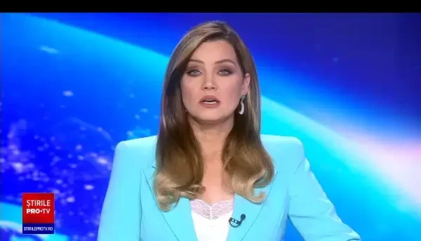 O femeie de 35 de ani a scăpat mașina de sub control și s-a răsturnat într-o râpă. Un șofer a surprins cascadoria