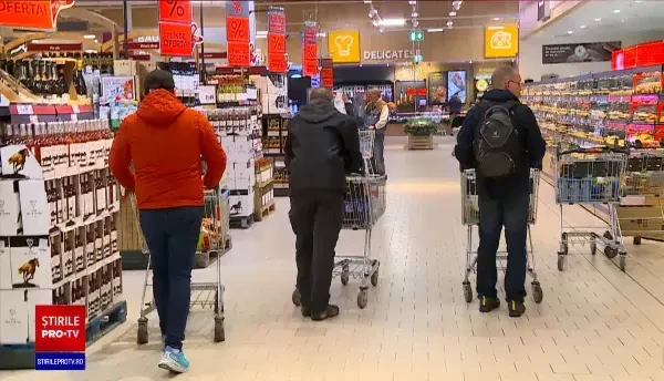 Românii au început pregătirile pentru noaptea de Revelion. Cele mai căutate alimente în magazine