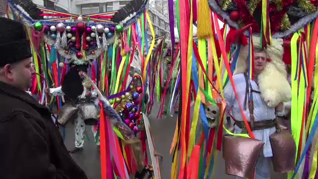 A început cel mai mare festival de obiceiuri din Moldova. De ce colindă de 200 de ani uncheşii de la Păuneşti