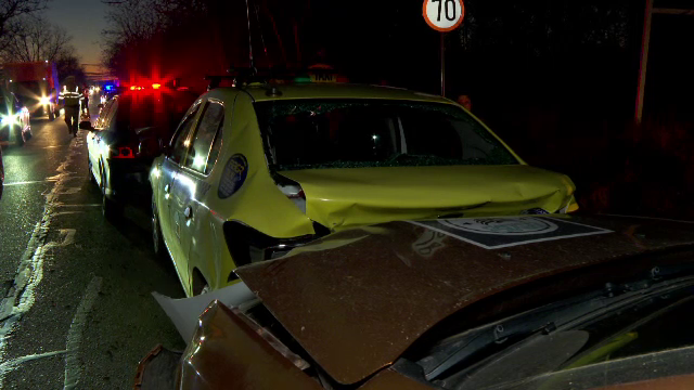 Carambol cu 6 autoturisme la 10 kilometri de Buzău. Două persoane au fost transportate la spital