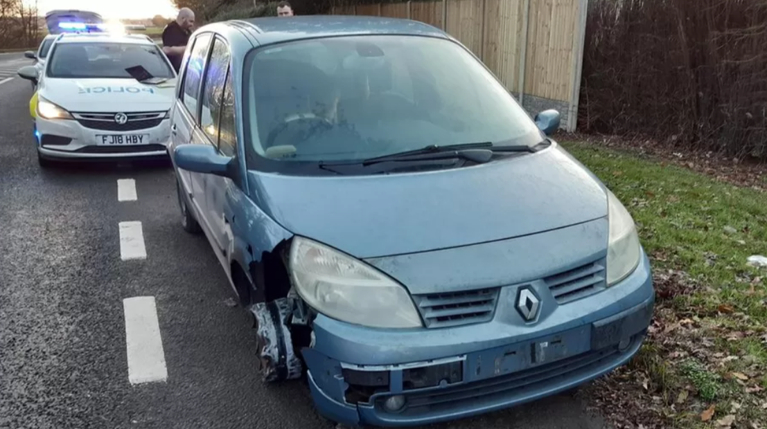 O mașină fără o roată a fost oprită de poliție pe stradă. Șoferul voia „să ajungă departe” FOTO