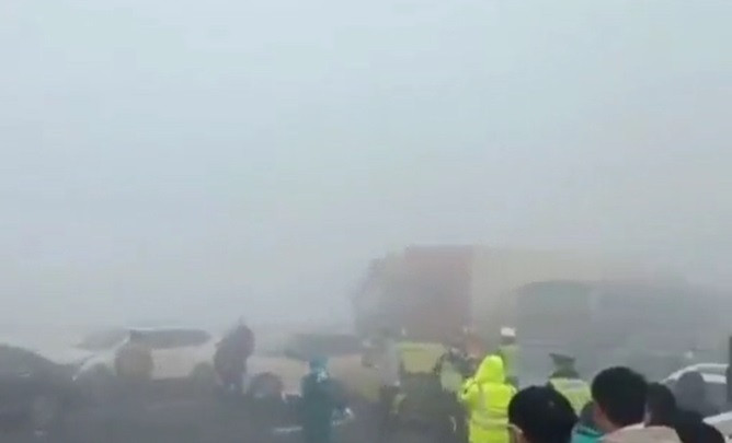 Carambol cu peste 200 de autovehicule pe un pod din China: Este prea înfricoşător. VIDEO