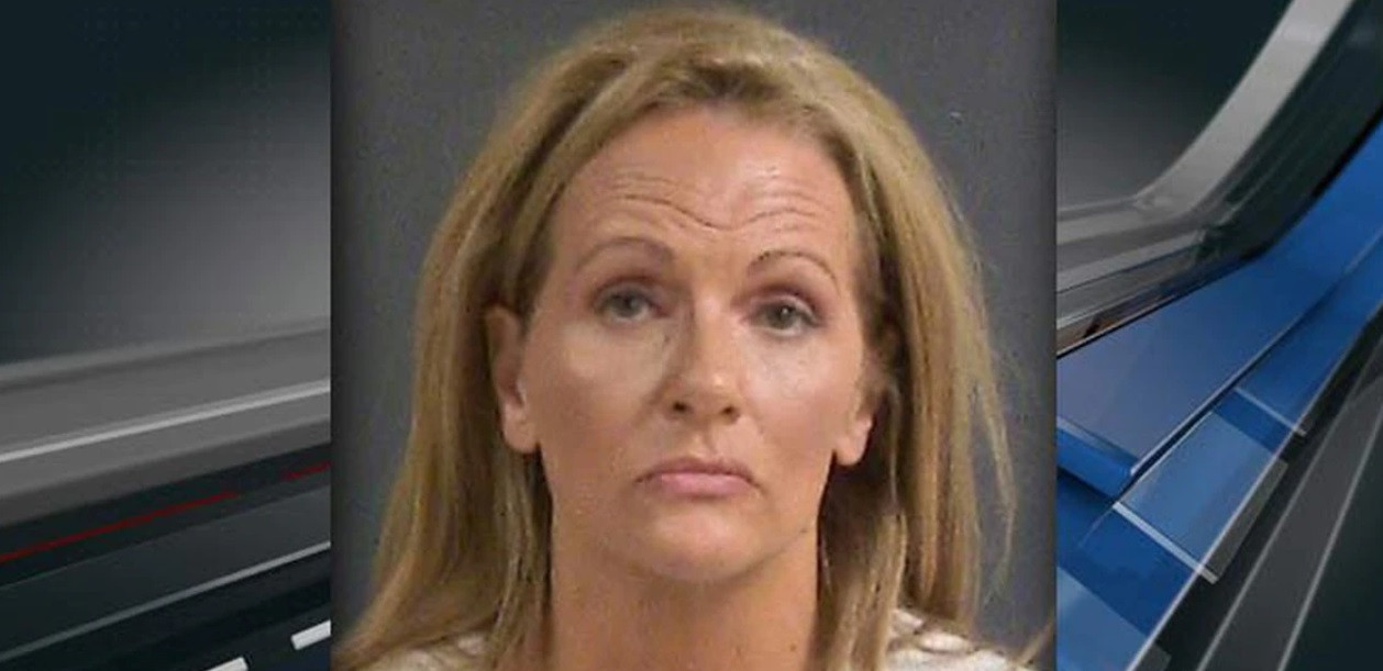 Și-a bătut soțul în aeroport, după ce s-a uitat în telefonul lui. Ce a descoperit femeia