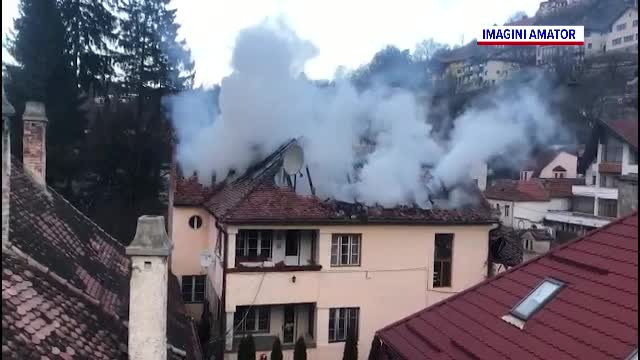 Un incendiu a mistuit acoperișul unei case din Centrul Vechi al Brașovului. Pagubele materiale sunt semnificative