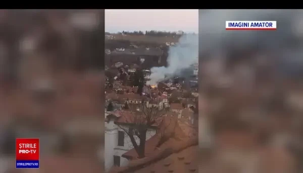 Un incendiu a mistuit acoperișul unei case din Centrul Vechi al Brașovului. Pagubele materiale sunt semnificative