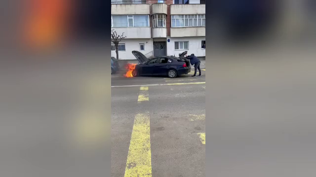 O maşină a luat foc în Moineşti, în județul Bacău, în timpul unei parade