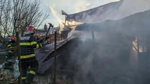 O gospodărie din Prahova a fost distrusă de flăcări sub privirile îngrozite ale proprietarului