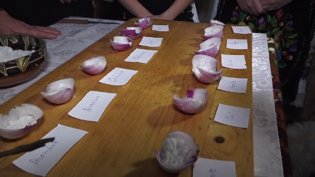 Gospodinele din Ardeal au făcut calendarul din foi de ceapă și au aflat cum va fi vremea în 2023