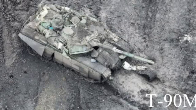 Momentul în care unul dintre cele mai performante tancuri ale rușilor - T90M - a fost distrus cu grenade lansate din drone