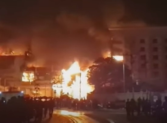 Cel puțin zece oameni au murit într-un incendiu izbucnit într-un hotel-cazinou din Cambodgia. VIDEO