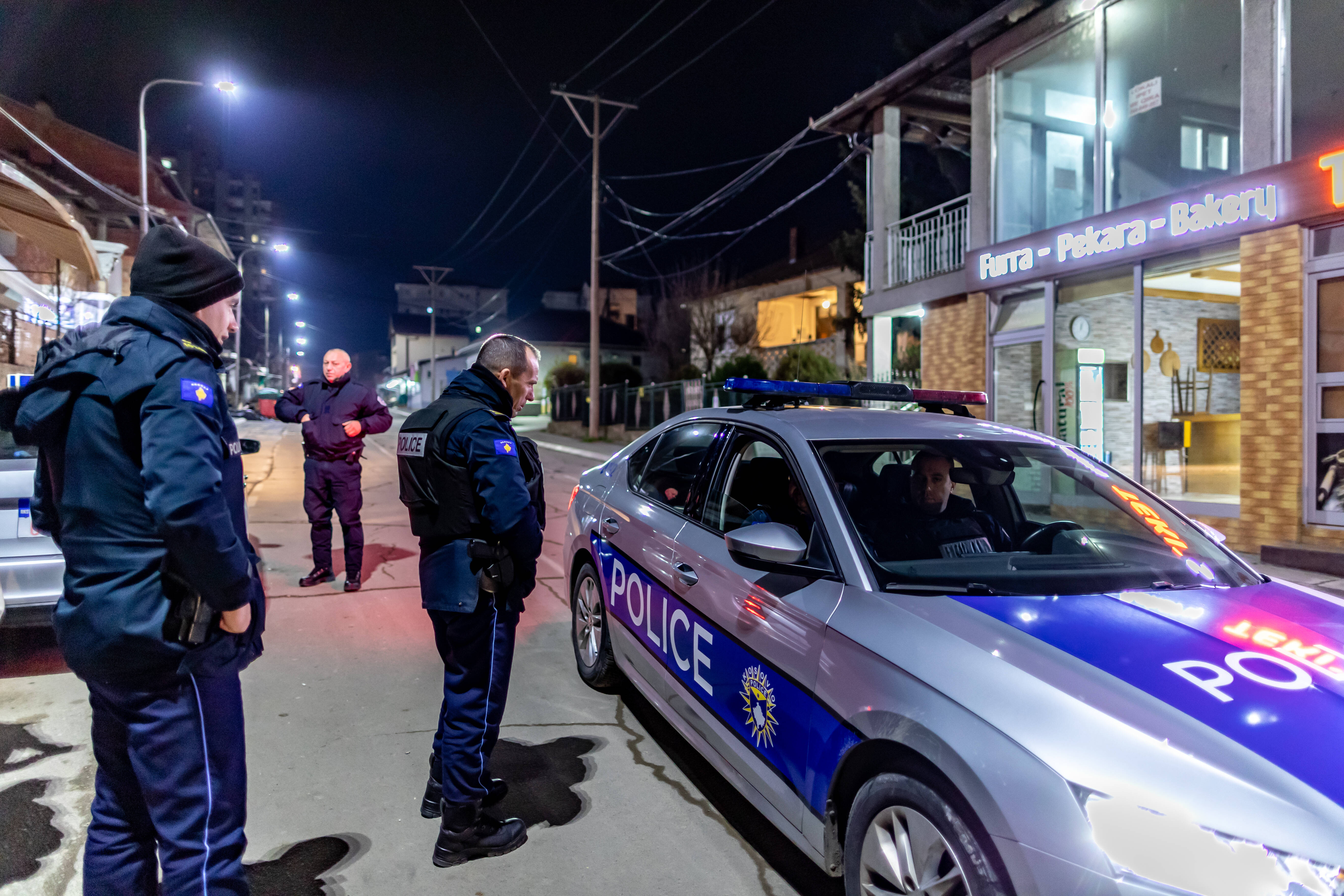 Doi indivizi căutaţi internaţional, reţinuţi într-un raid al poliţiei din Serbia într-o tabără improvizată de migranţi