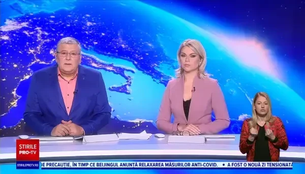 O maşină a luat foc în Moineşti, în județul Bacău, în timpul unei parade