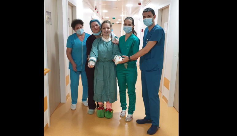 Alexia, vizitată acasă de medicul care i-a replantat brațele după accidentul înfiorător. În ce stare este după operații