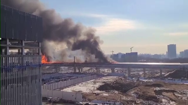 Numeroși morți și răniți, după ce un autobuz și un camion s-au ciocnit într-un tunel suspendat și au luat foc