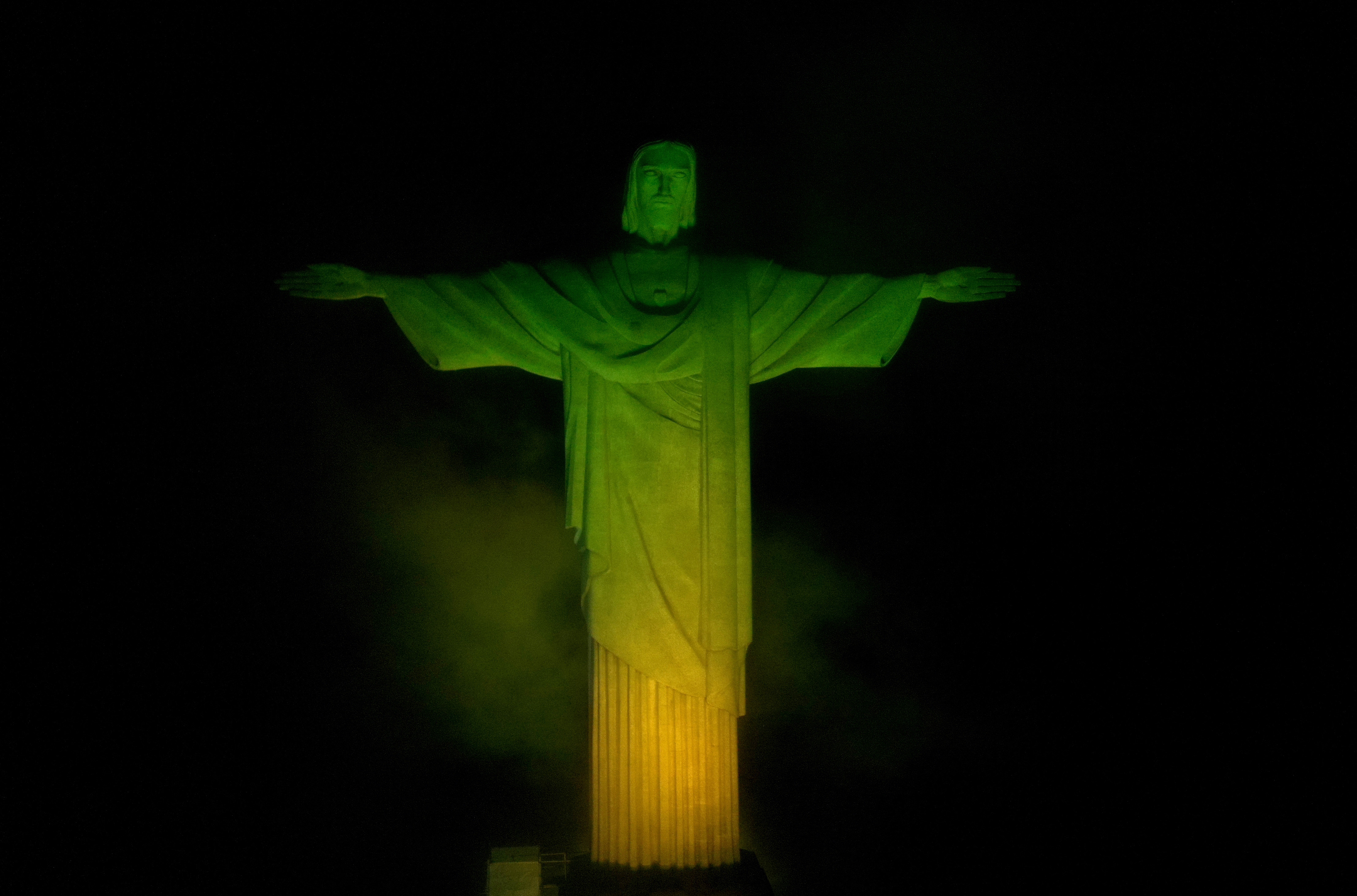 Omagiu pentru Pele. Celebra statuie Hristos Mântuitorul din Rio, luminată în culorile Braziliei