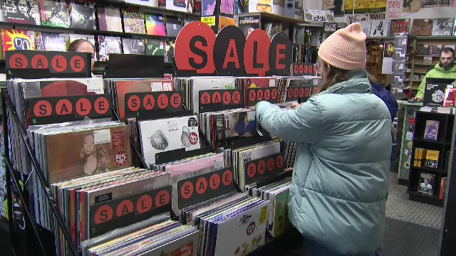 Vânzările de viniluri le-au depășit pe cele de compact-discuri în Marea Britanie