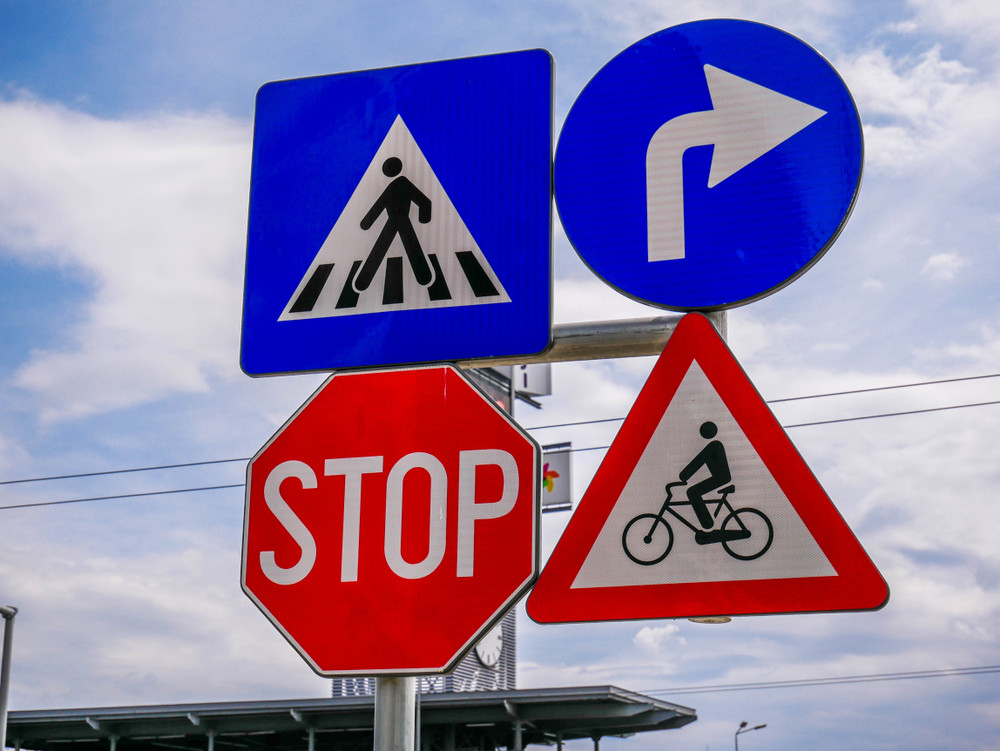 Vârsta minimă pentru obținerea permisului auto a fost redusă la unele categorii. Care sunt noile reguli