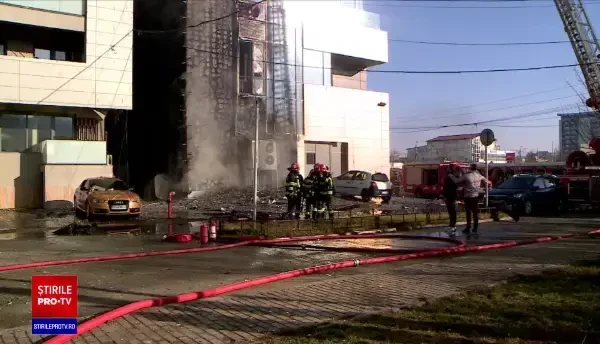 O sală de sport din Iaşi a luat foc. Pompierii au intervenit cu mai multe autospeciale de stingere