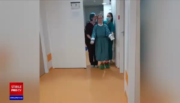 Alexia a făcut primii paşi pe holurile spitalului, după accidentul în care i-au fost retezate mâinile. Imagini emoționante