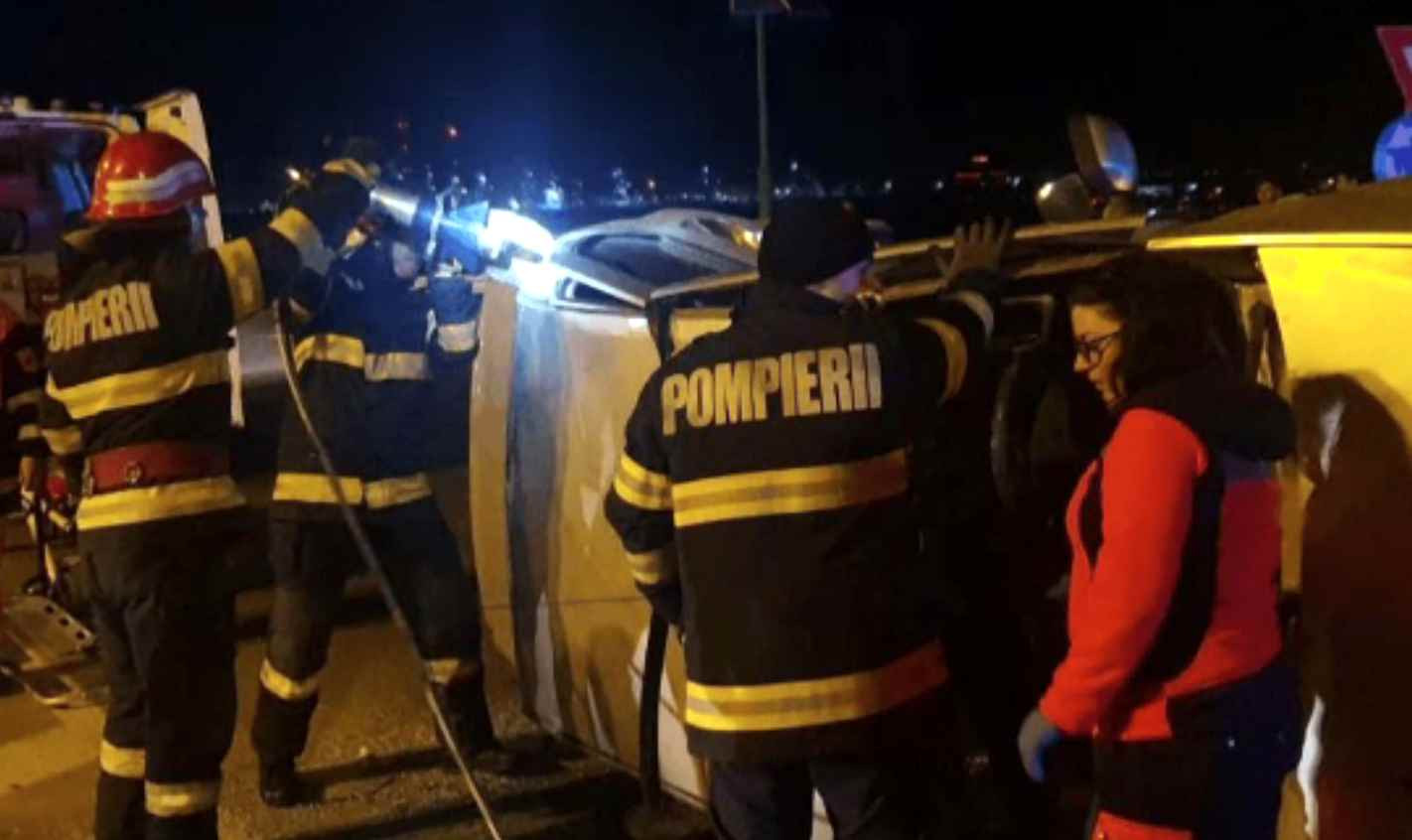 O mașină s-a răsturnat într-un sens giratoriu, la Năvodari. Victimele au scăpat cu viață