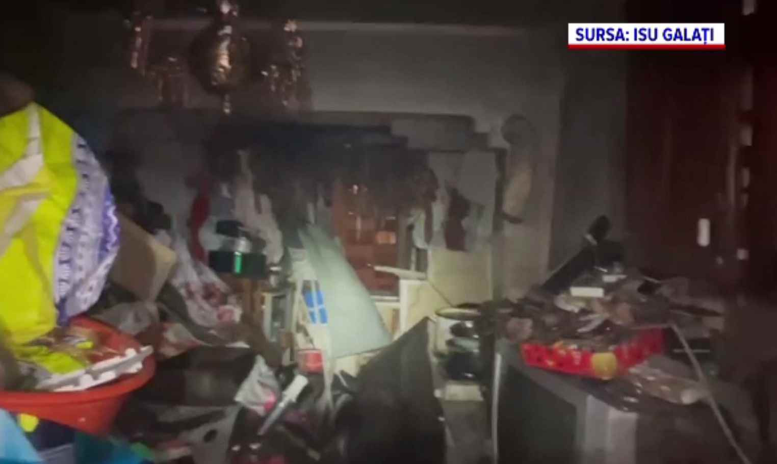 Incendiu într-un bloc din Galați. Pompierii au intervenit cu greu în locuința plină cu diverse obiecte