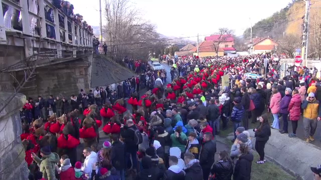 Străzile oraşului Comăneşti au fost invadate de urşi. S-a întâmplat cu ocazia celui mai mare festival de datini şi obiceiuri