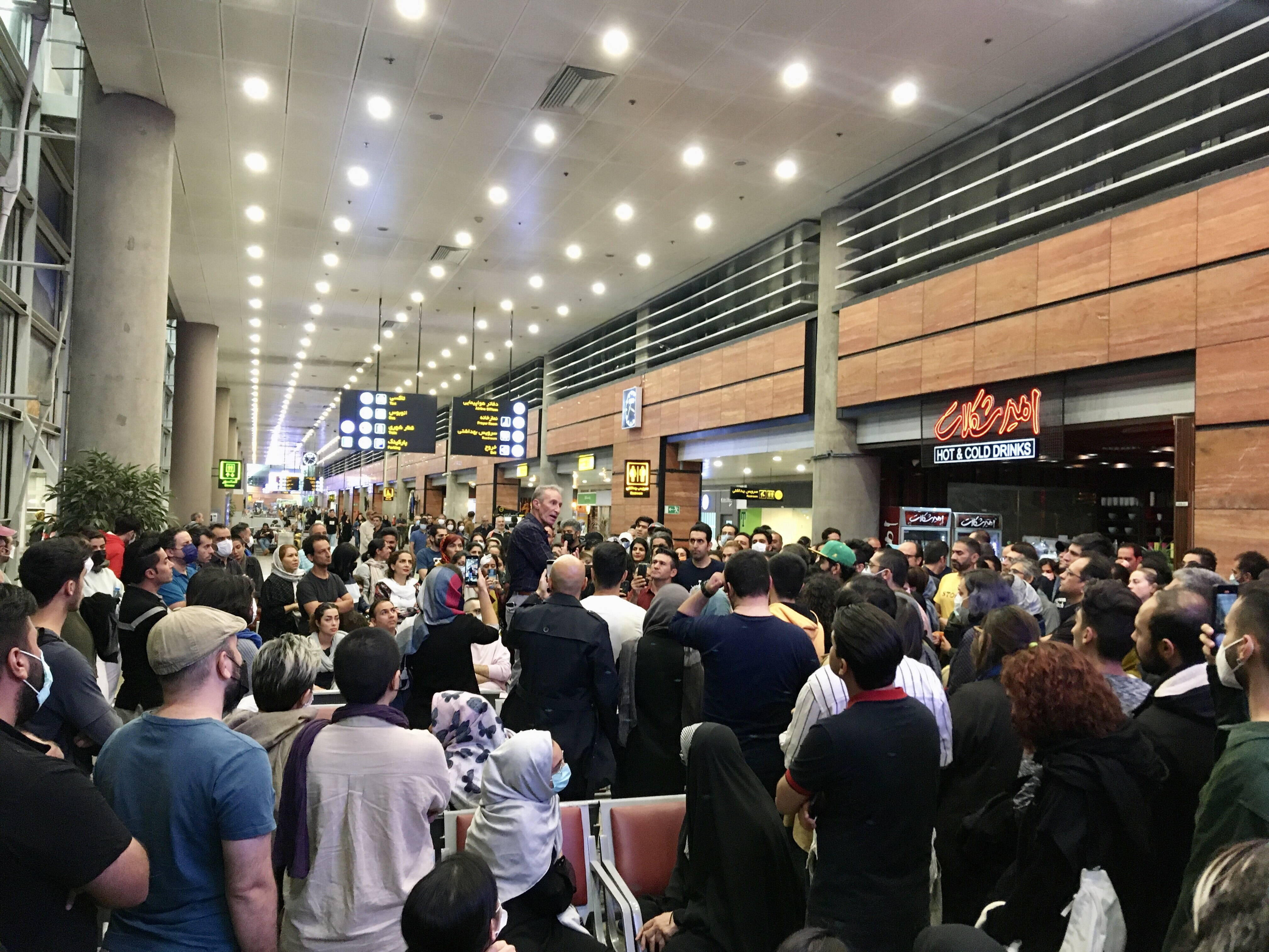 Două autobuze s-au ciocnit pe aeroportul internațional din Teheran. Bilanțul accidentului