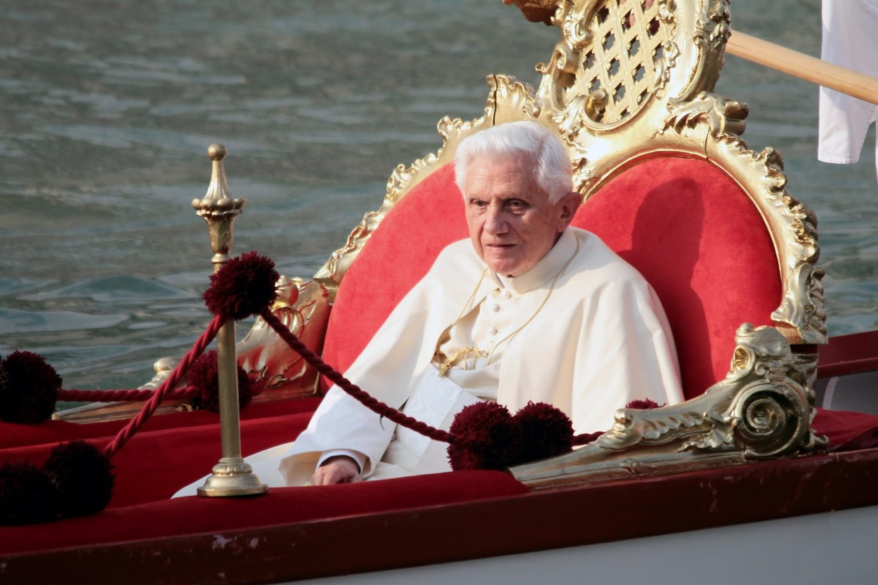 Prima reacție din România după moartea fostului papă Benedict al XVI-lea