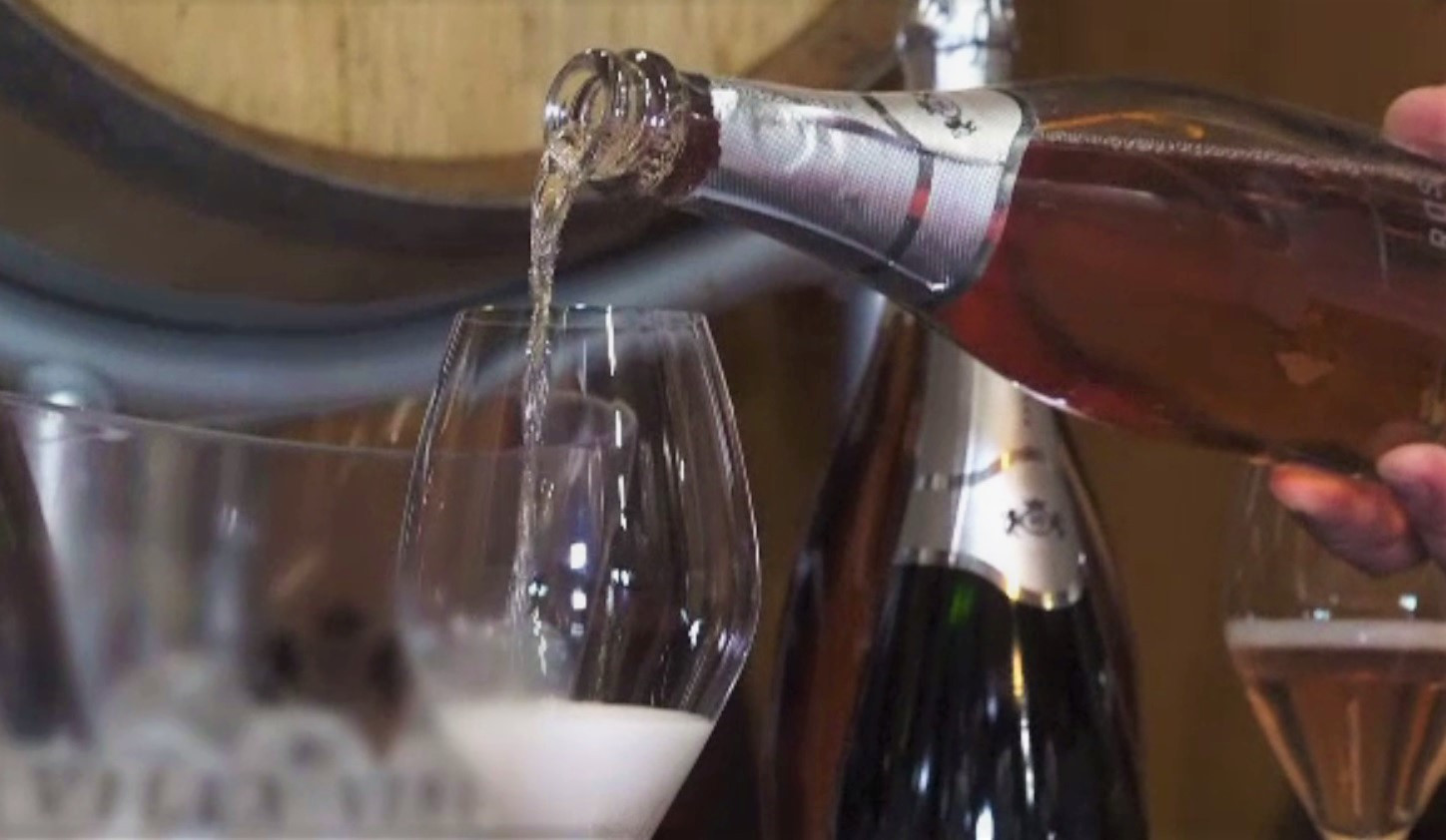 Vinul spumant, băutura preferată de majoritatea românilor în noaptea de Revelion. Unde se produce în țară