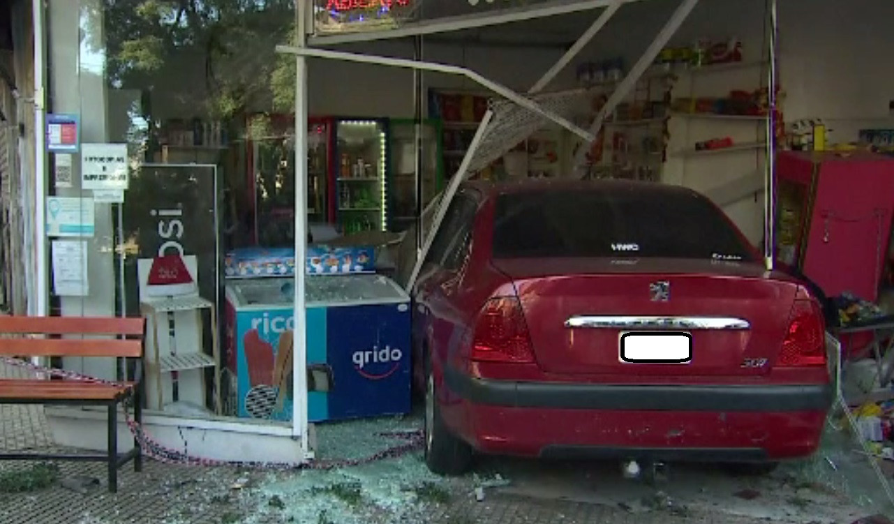 Doi argentinieni au trecut pe lângă moarte, după ce o mașină scăpată de sub control a intrat în magazinul în care se aflau