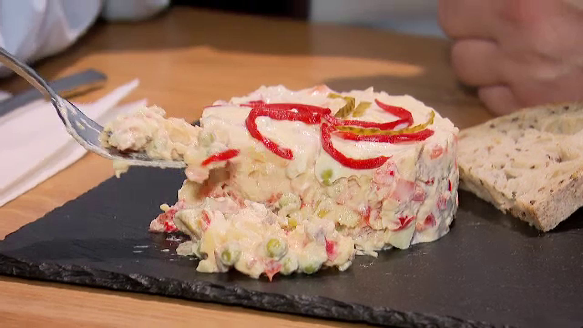 Salată boeuf. Cum să decorezi salata tradițională de pe masa de Paște