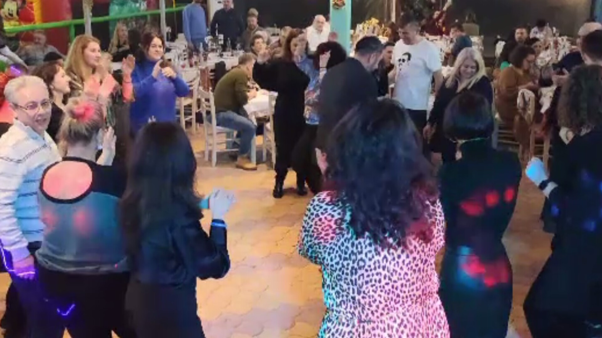 Cum au petrecut Revelionul românii din străinătate. Au încins horele în întreaga lume