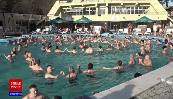 Hora în piscină. Așa și-au revenit turiștii de la Băile Felix după Revelion. Ce au făcut bucureștenii la 15 grade