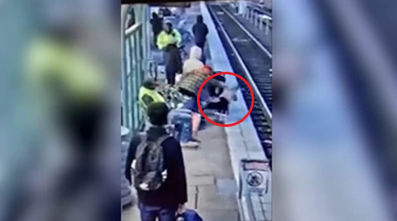 Fetiță de trei ani, împinsă pe șinele de tren de o femeie fără adăpost. Momentul a fost surprins de camere. VIDEO