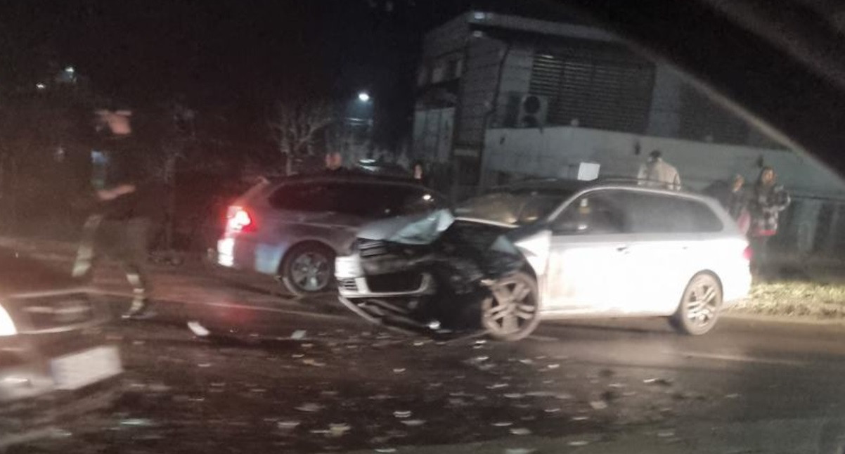 Trei mașini au fost implicate într-un accident în judeţul Iaşi. Șase oameni au ajuns la spital