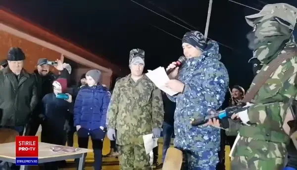 Mai mulți localnici din Bacău au jucat într-o scenetă despre Putin şi Zelenski. Evenimentul, intens criticat