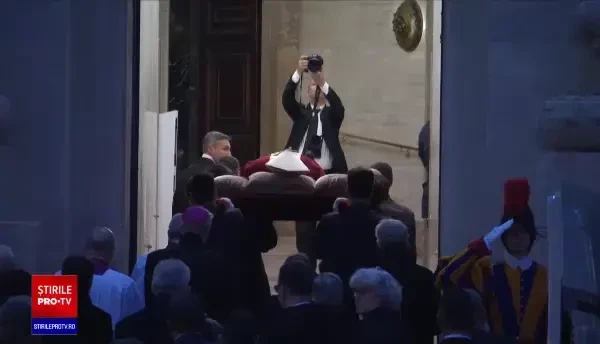 Mii de credincioși s-au adunat la Vatican pentru a-i aduce un ultim omagiu fostului papă Benedict al XVI-lea