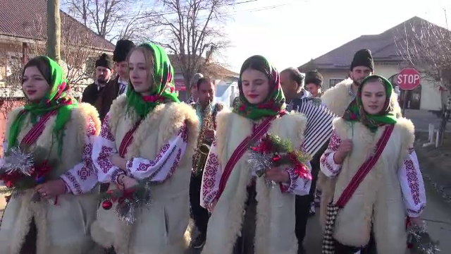 Colindătorii unei comune din Neamț s-au îmbrăcat în straie populare și au „semănat” gospodăriile