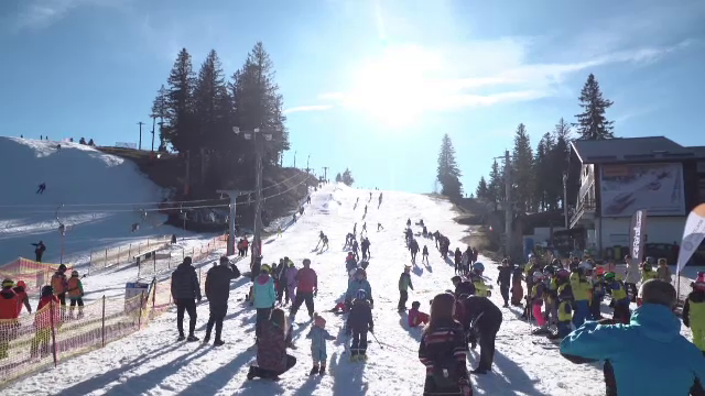 Vacanța pentru copii continuă încă o săptămână, iar pârtiile din stațiunea Păltiniș au fost pline. Cât costă un schi-pass