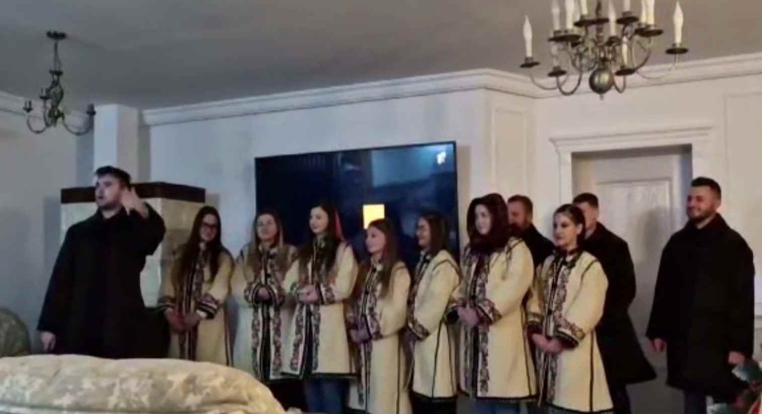 Alexia, fata cu brațele replantate, vizitată acasă de colegi și prieteni. Ce cadouri a primit