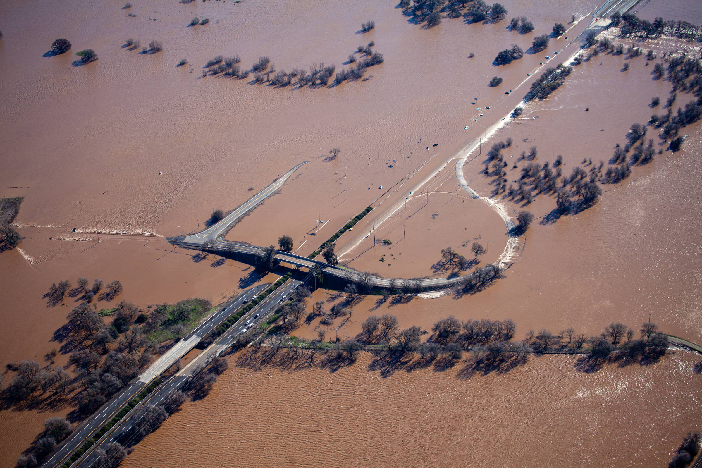 Statul California, lovit de inundații catastrofale. Fenomenele meteo extreme au lăsat sute de mii de oameni în beznă