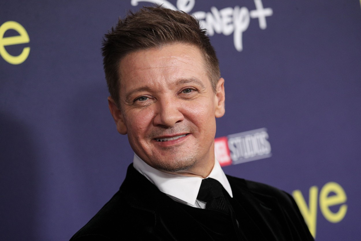 Actorul Jeremy Renner a suferit un ”traumatism toracic” şi a avut nevoie de două operații până acum. Este în stare gravă
