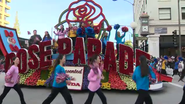 Parada Trandafirilor din California, organizată în ciuda inundațiilor și furtunilor devastatoare. O femeie, invitatul special