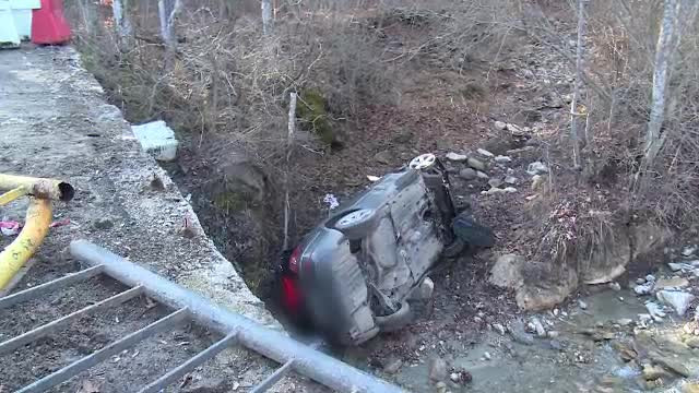 Trei tineri care se întorceau din vacanța de Revelion s-au răsturnat cu mașina de pe un pod